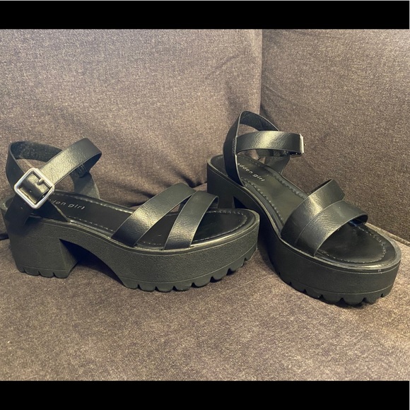 Chunky Black Sandals - Picture 4 of 5
